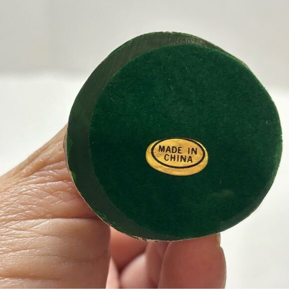 Vintage Windsor Collection Resin Christmas Caroler Family Figurines Set of 4 - Picture 7 of 9